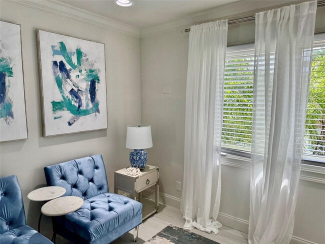 Building Photo - 1010 NE 8th Ave