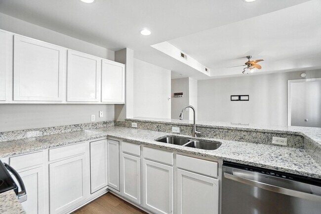 Building Photo - Uptown Condo!