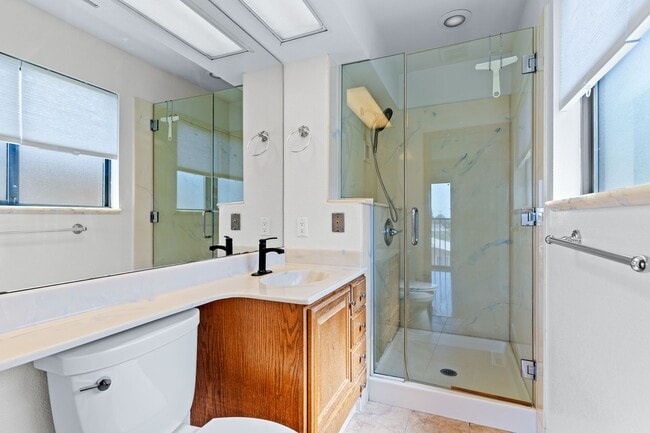 Building Photo - Utilities Paid! 3 Bedroom in Hayward with ...