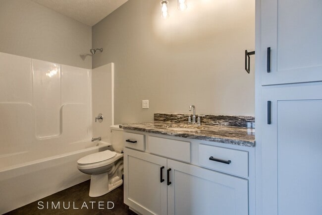 Building Photo - Luxury Townhome