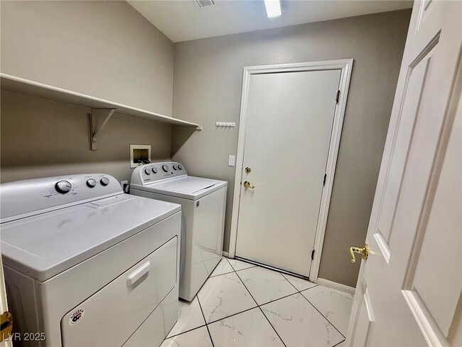 Building Photo - 10617 Turquoise Valley Dr