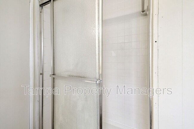 Building Photo - 242 Country Ln