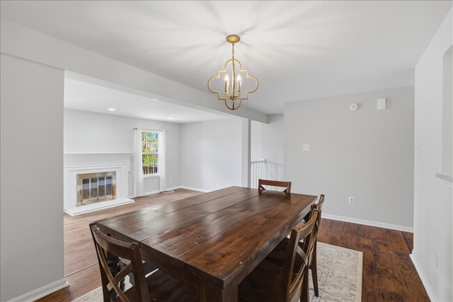 Building Photo - Updated 3BR / 2.5BA Townhome in Summit Chase – Over 1,900 Sq Ft with Deck & Fenced Patio!