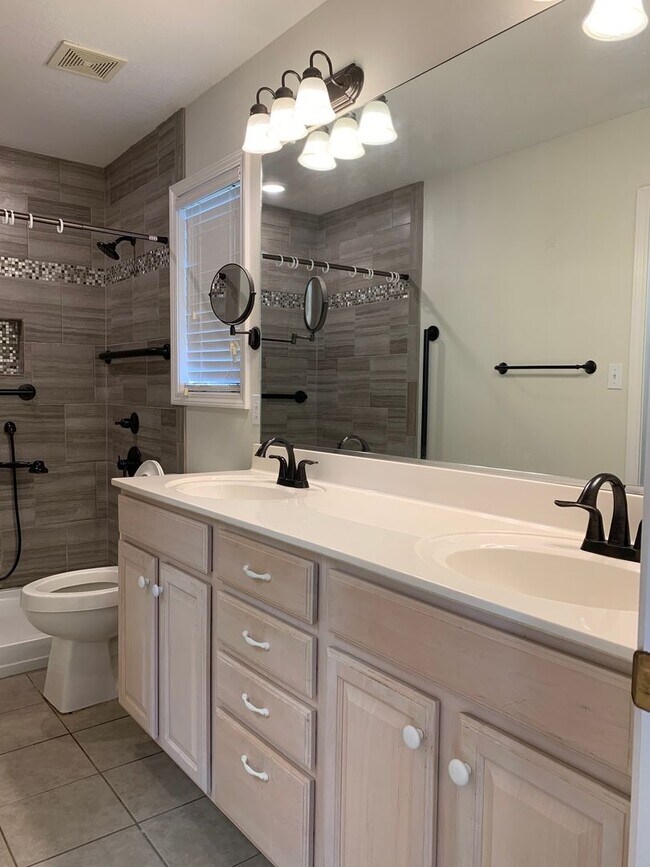 Building Photo - 3bed/2bath Home with Fenced Backyard in Valley View Schools!!!!!!