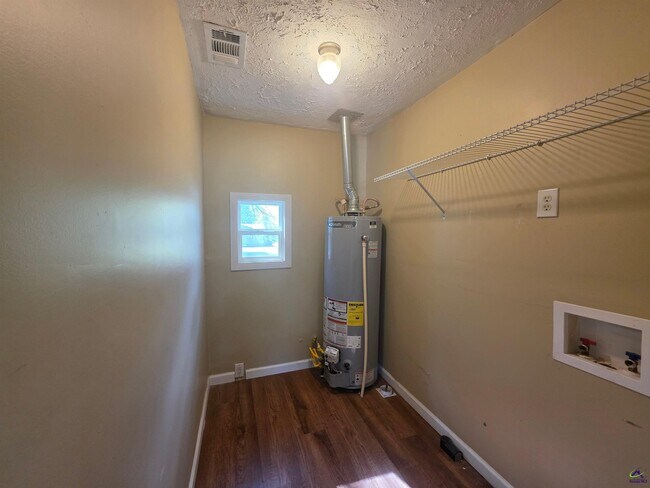 Building Photo - 811 Lewis St