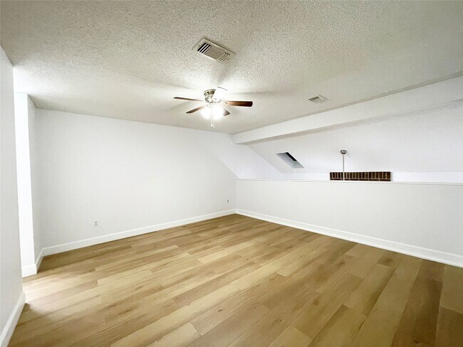 Building Photo - 13716 Hollowgreen Dr