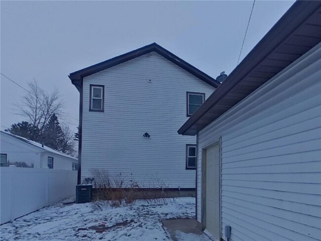 Building Photo - 2144 Sherwood Ave