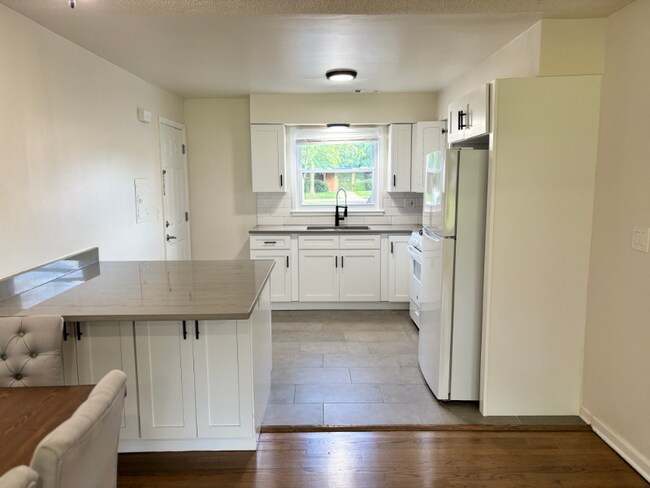 Building Photo - 209 Johnson St