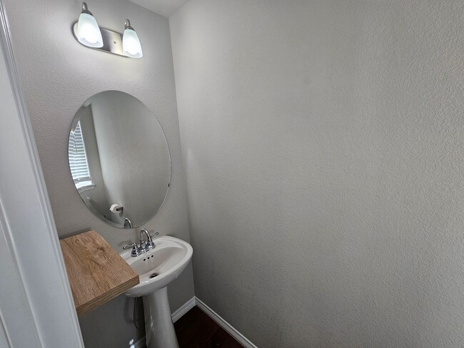 Building Photo - 3 Bed 3 bath house in Lorson Ranch!