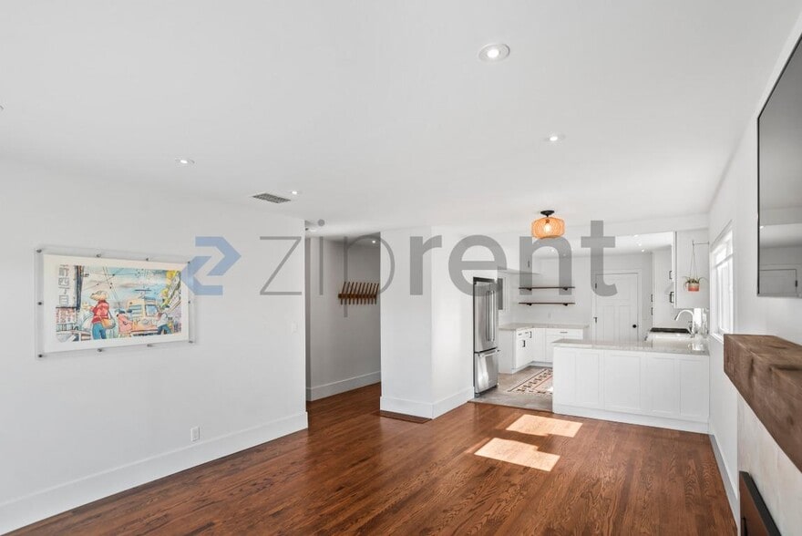 Building Photo - 1545 Crespi Dr