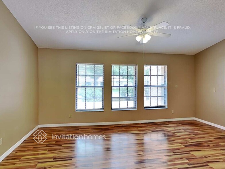 Building Photo - 3040 Oak View Dr