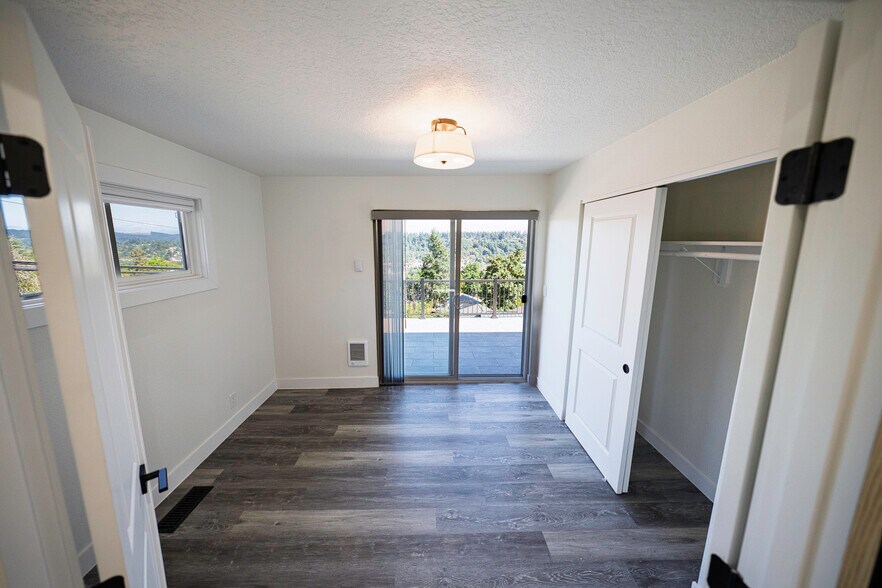 2nd bedroom with closet - 4685 Riverview Ave