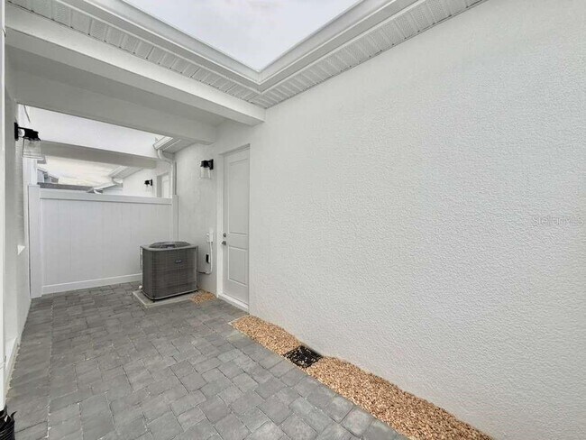 Building Photo - 1866 Falconhurst Ln