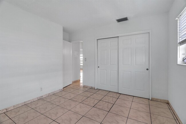 Building Photo - 1049 NW 30th Ct