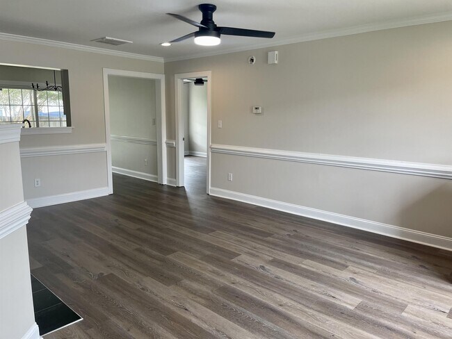 Building Photo - 2055B Cambria Dr