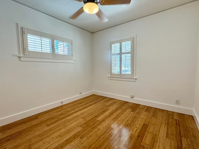 Building Photo - Charming Upgraded 2 Bedroom Cottage w/Cent...