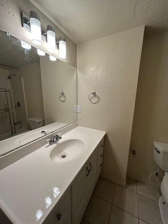 Building Photo - 4 Bedroom 3.5 Bathroom Townhome in Provo!