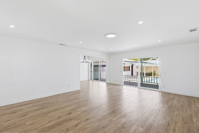 Building Photo - Beautiful modern 3 Bed + 3 Bath House + Pool + Garage