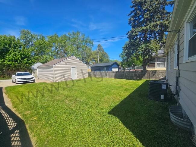 Building Photo - New Listing!