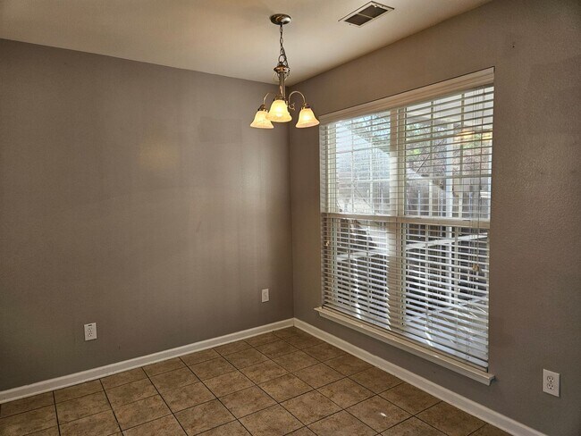 Building Photo - Ivy Square Patio Home