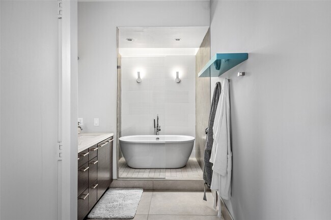 Building Photo - 2202 Whitney St