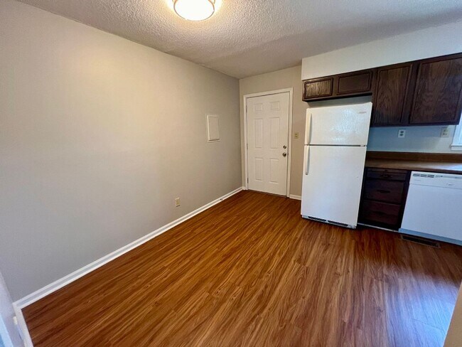 Building Photo - 860 Village Ct