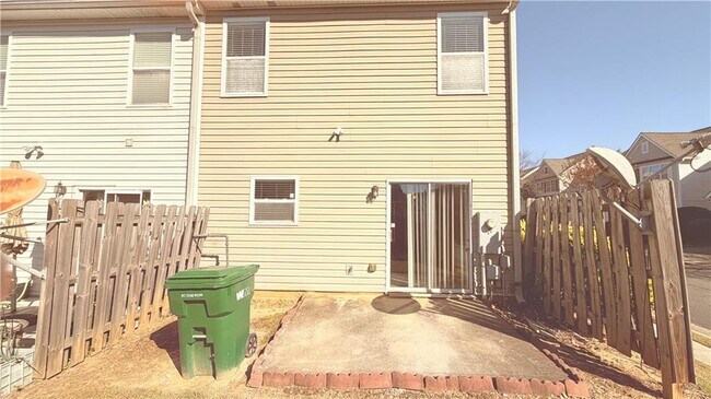 Building Photo - 1902 Dilcrest Dr