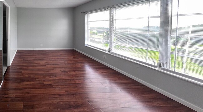 Building Photo - 2850 N Palm Aire Dr
