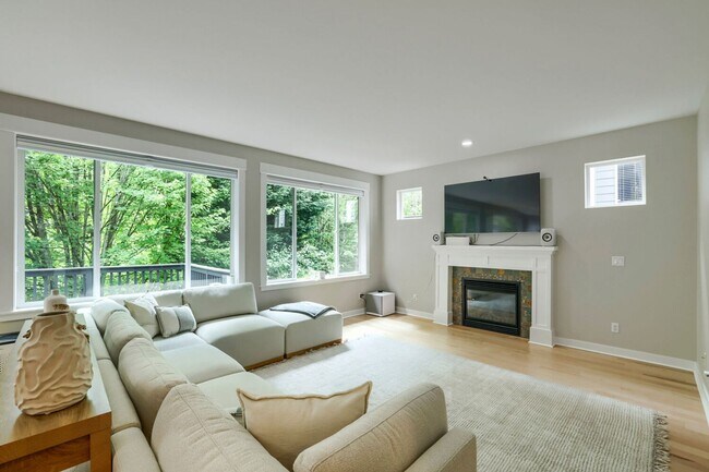 Building Photo - 5bd/3.5ba Bellevue Hoome