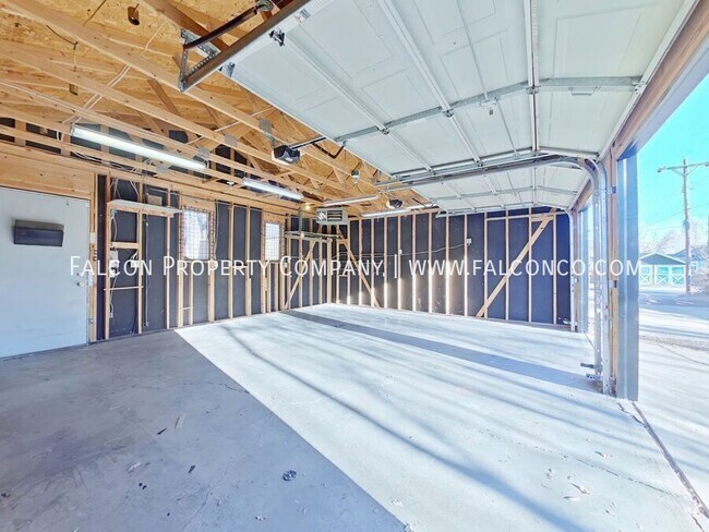 Building Photo - 2107 W Kiowa St