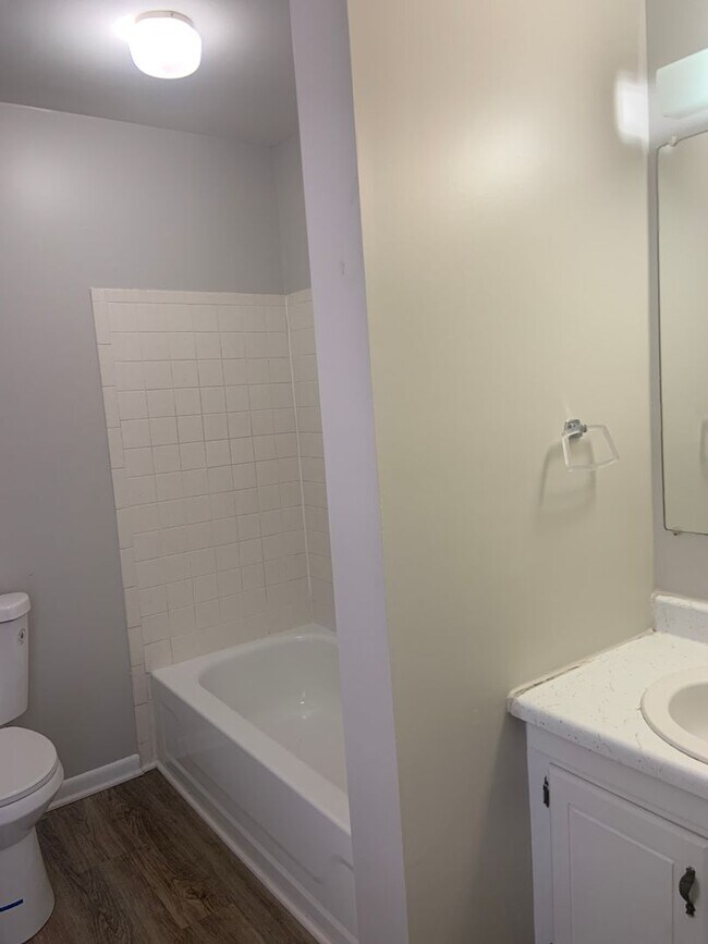 Building Photo - 3 BR/2 BA townhouse with neighborhood pool...