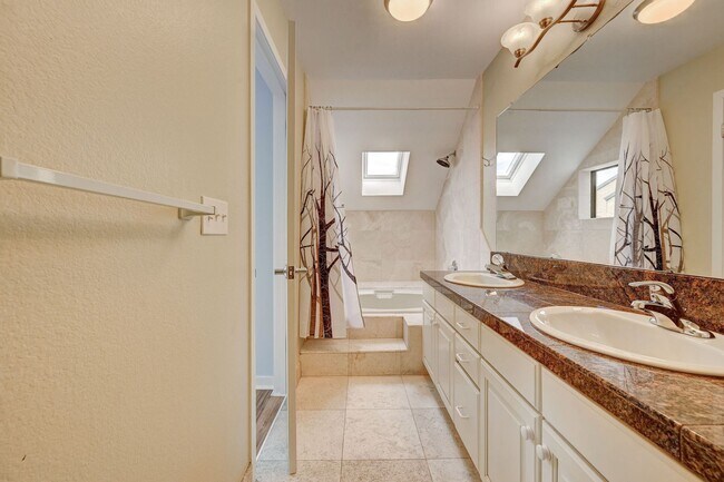 Building Photo - Beautiful downtown Penthouse. 1 bed/1 bath