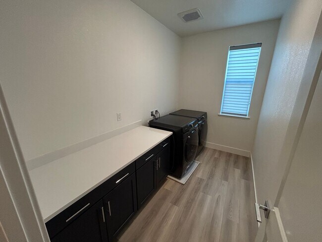 Building Photo - Spacious 4 Bed 2.5 Bath Home in Ellis with Solar!