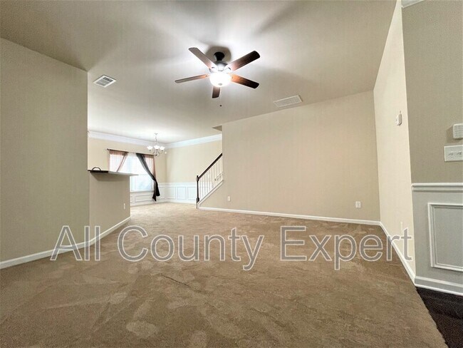 Building Photo - 599 Oakside Pl
