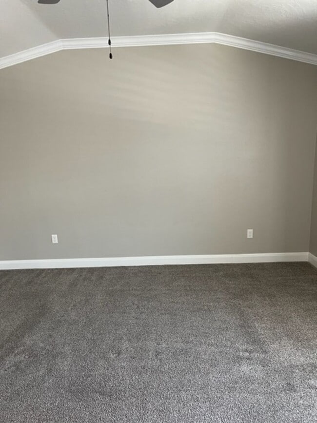 Building Photo - 3 Bedroom Home With Community Pool and Centrally Located