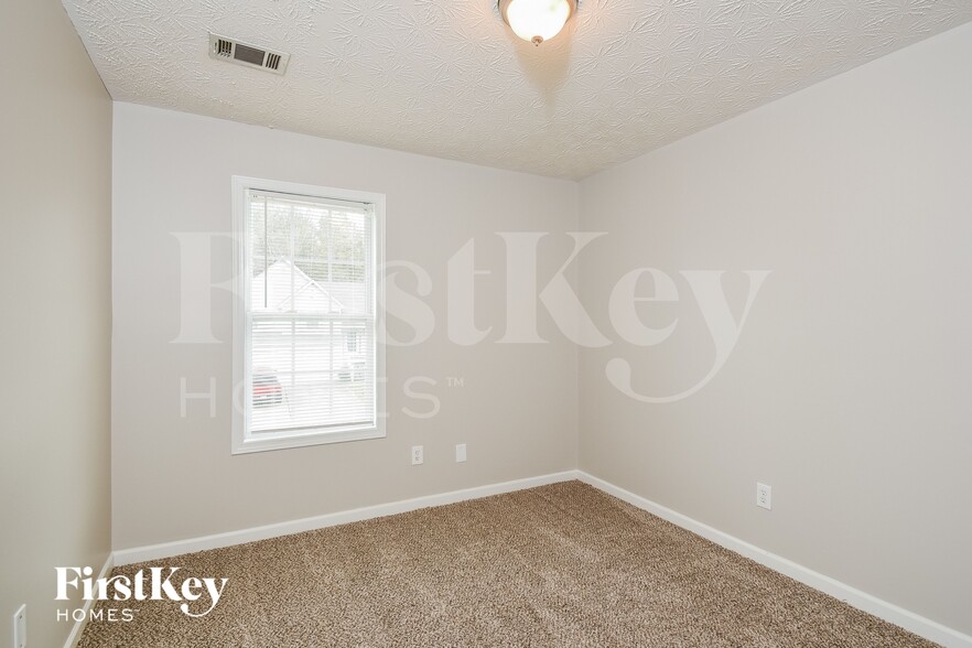 Building Photo - 12 Triangle Ln