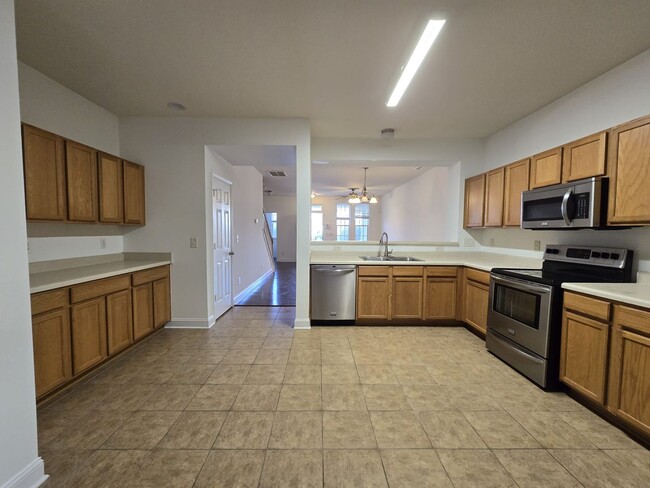 Building Photo - LOCATION!! LOCATION!! fabulous town home i...