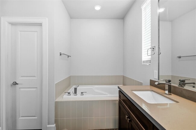 Building Photo - 1007 W 17th St