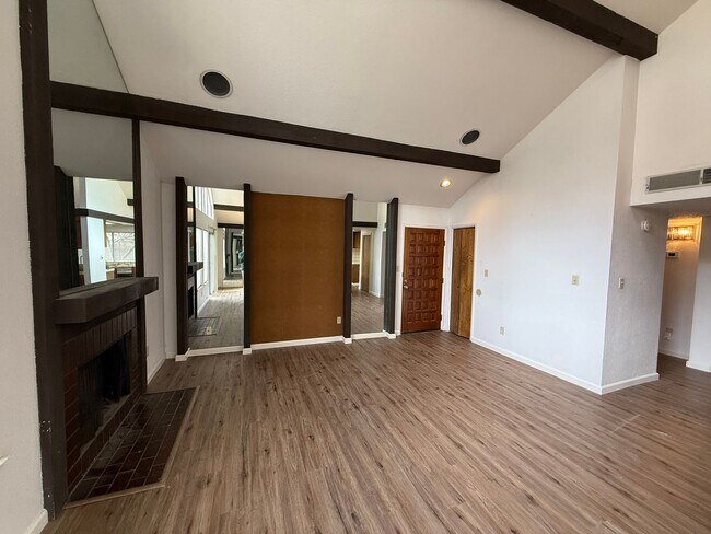 Building Photo - Executive 2-bedroom condo in gated community!