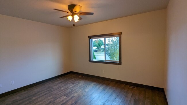Building Photo - Garden Grove Rancher