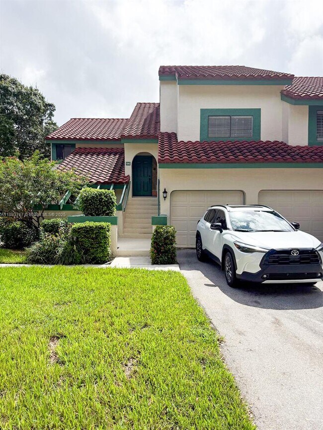 Building Photo - 12 Lexington Ln E