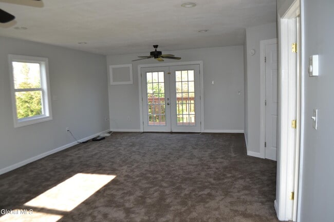 Building Photo - 60 Colonial Rd