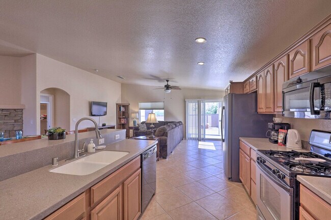 Building Photo - 2447 Rio Dr