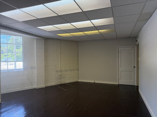 Building Photo - 2202 Hollins Mill Rd