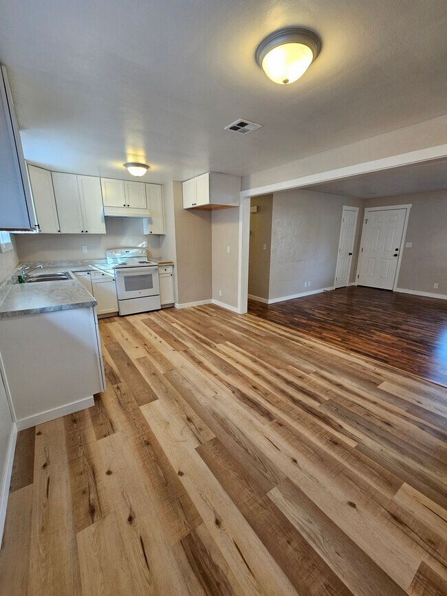 Building Photo - Delightful Home Within Minutes to Everything