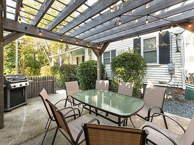Building Photo - Charming 3-Bedroom Historic Home in Downto...