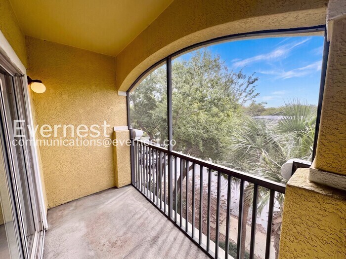 Building Photo - 10123 Courtney Palms Blvd