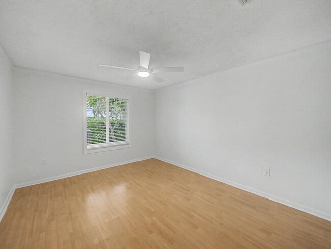 Building Photo - 303 Leeward Dr