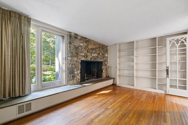 Building Photo - Mid Centurty Modern Home