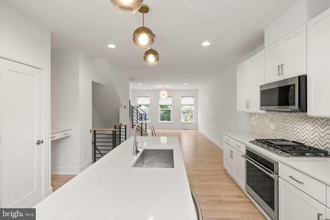 Building Photo - 1862 Michael Faraday Dr.